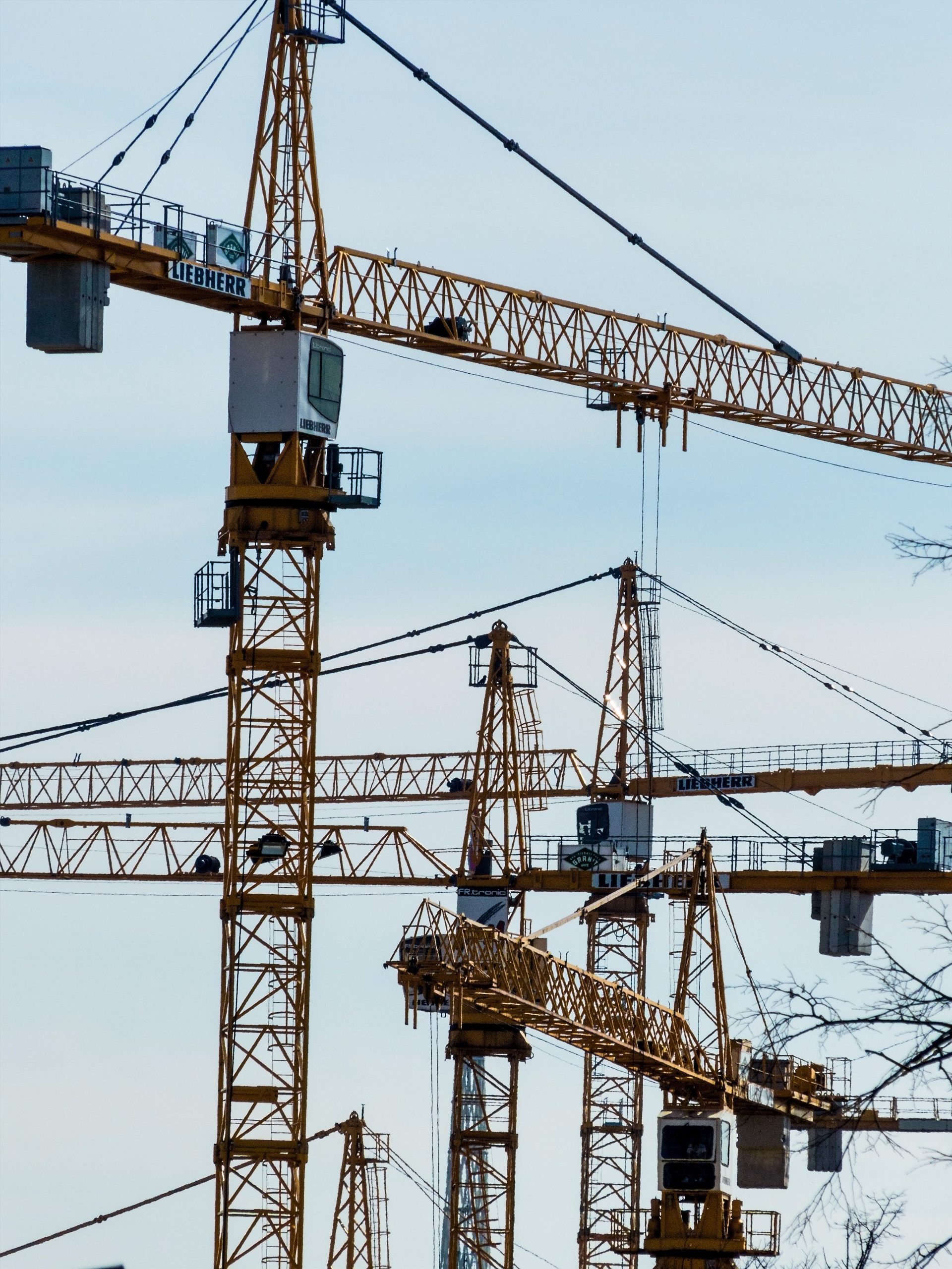 Mehrere Baukräne auf Baustelle